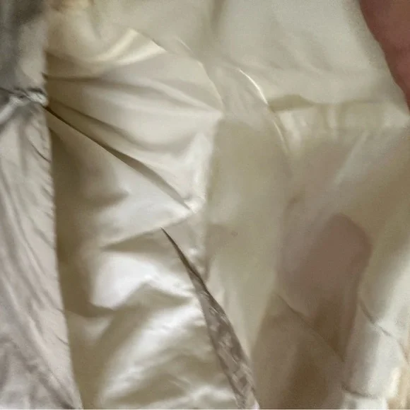 This is a Nicole Miller wedding dress, size 10. It wants to get married again! - Picture 13 of 17